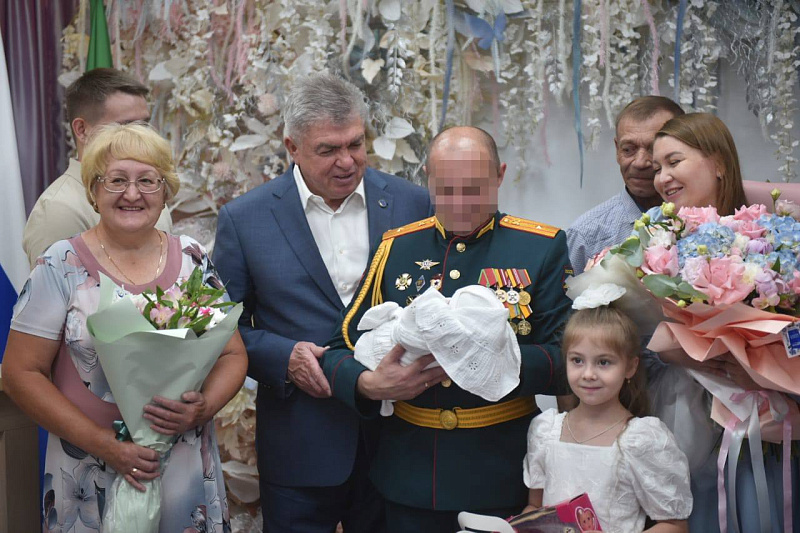 Наиль Магдеев поздравил семью военнослужащего с пополнением