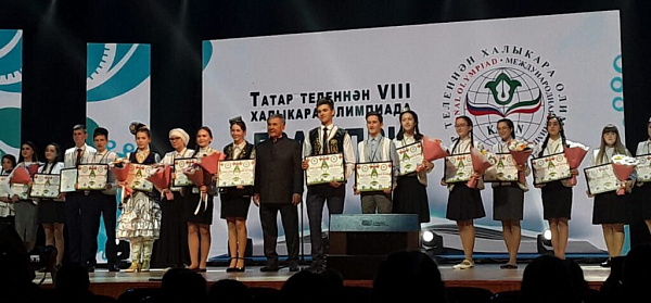 Рустам Минниханов наградил челнинских школьниц на форуме родного языка