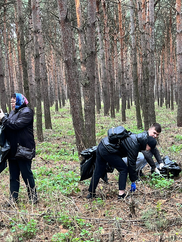 Субботник в парке культуры и отдыха на ГЭСе начался с зарядки