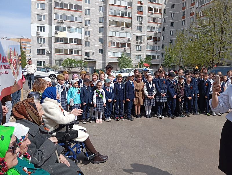 В челнинском дворе школьники спели песни для ветеранов
