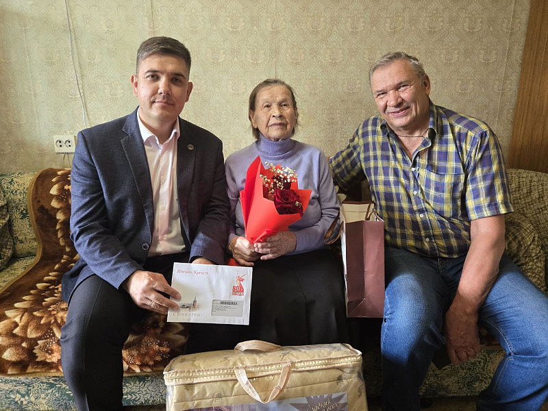 С 95-летним юбилеем поздравили ветерана Центрального района