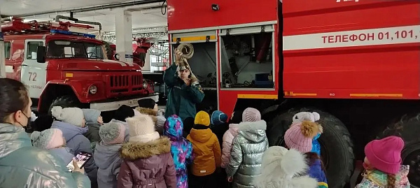 В гостях у спасателей: пожарные пригласили дошкольников на экскурсию