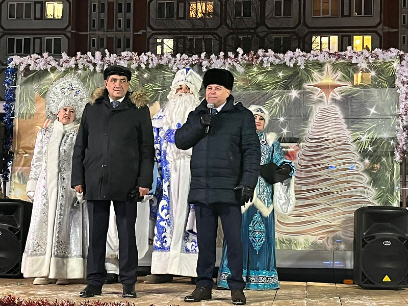 В Набережных Челнах открыли новогодние елки