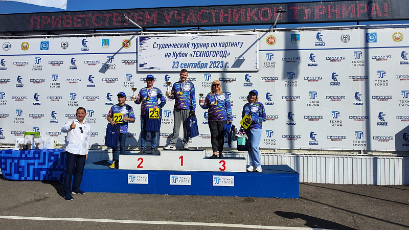 Студенты защищают честь вуза на картодроме