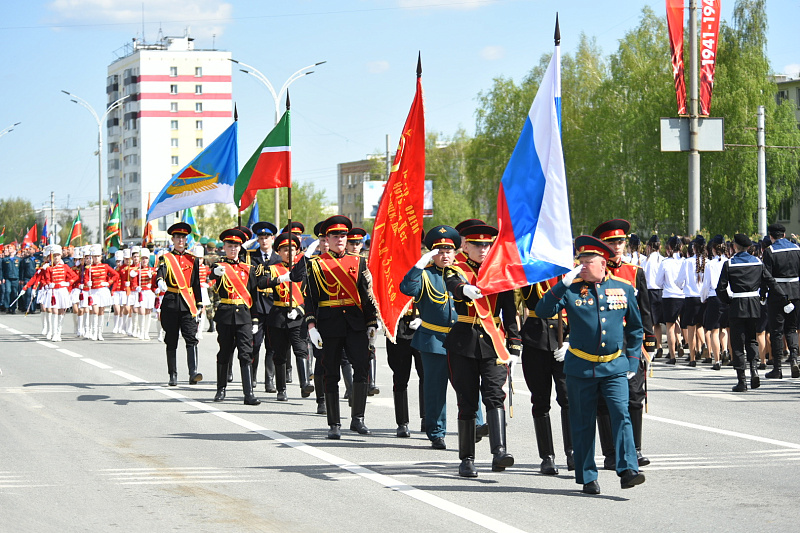 В Набережных Челнах состоялся торжественный Парад Победы (+фоторепортаж)