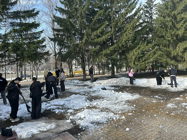 Студенты помогли благоустроить парк Победы