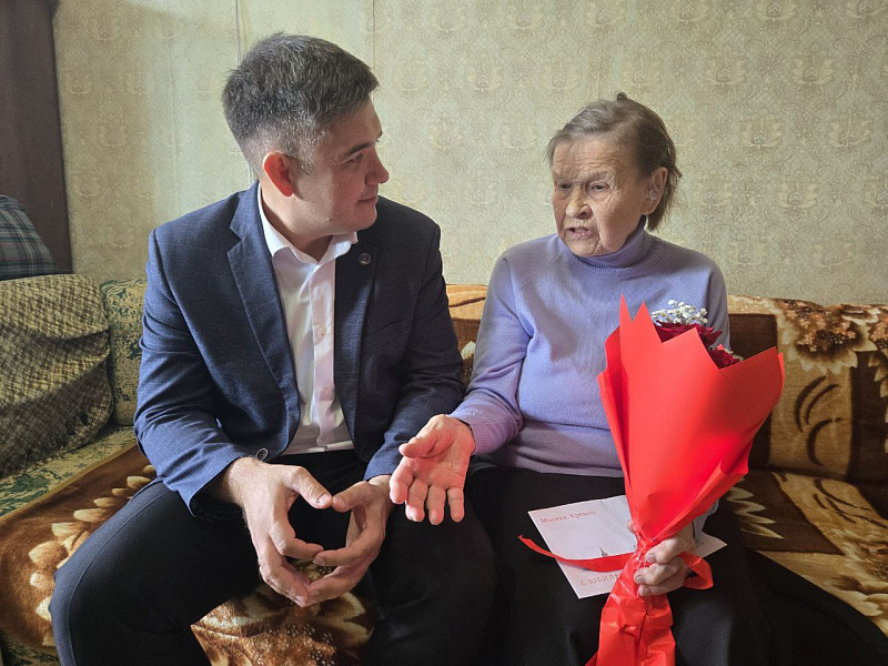 С 95-летним юбилеем поздравили ветерана Центрального района