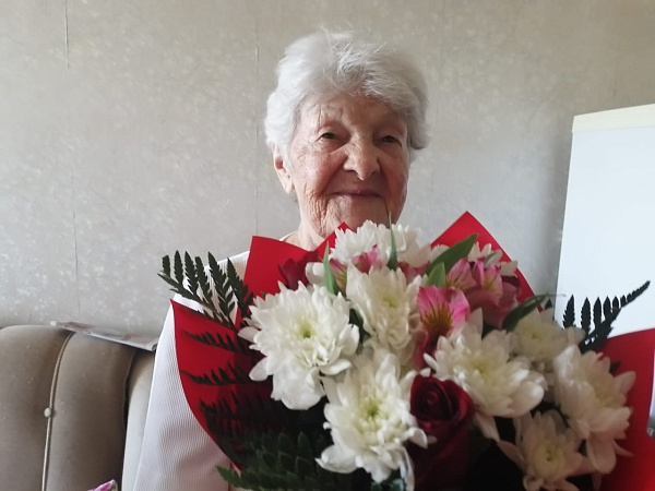 Ветеран Великой Отечественной войны принимает поздравления с 90-летним юбилеем