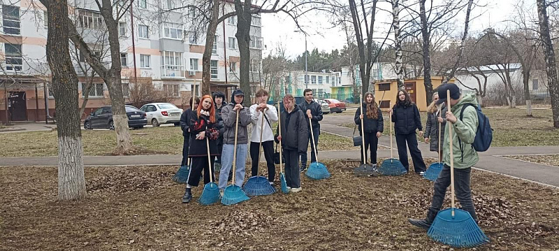 Челнинские школьники принимают участие в уборке общественных пространств