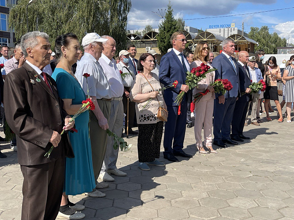 В Набережных Челнах возложили цветы к памятнику Евгения Батенчука