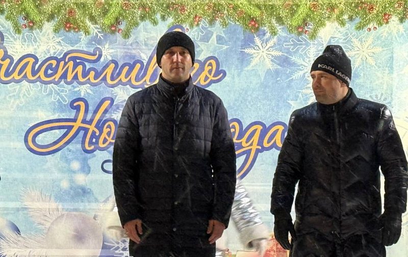 Фарид Салахов открыл новогоднюю елку в парке Победы