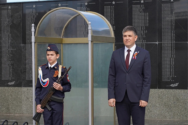 36 Naberezhnye Chelny leaders stand the Watch of Memory at the Eternal Flame