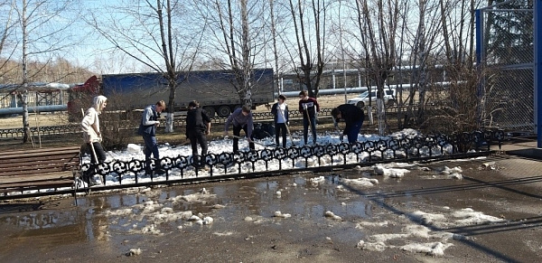 Город оживает: студенты и школьники помогают весенней уборке