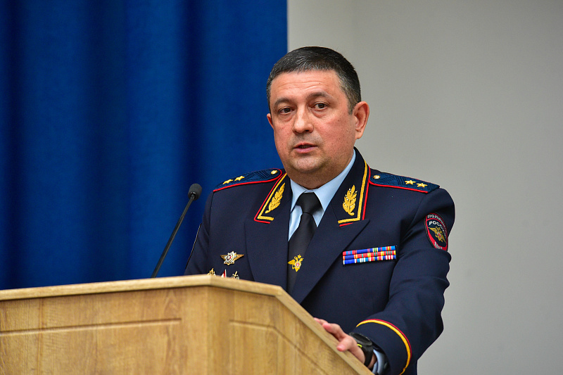 Наил Мәһдиев хокук саклау органнары хезмәткәрләренә бүләкләр тапшырды